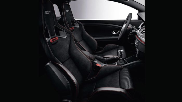 Bucket δερμάτινα καθίσματα της Recaro, αλουμινένιος επιλογέας και τιμόνι-χειρόφρενο επενδυμένα από Alcantara για το εσωτερικό.